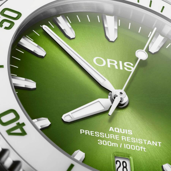 Oris Aquis date Watermelon Green 01-733-7789-4158 8-23-04p
