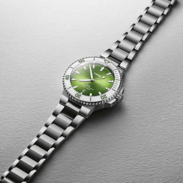 Oris Aquis date Watermelon Green 01-733-7789-4158 8-23-04p