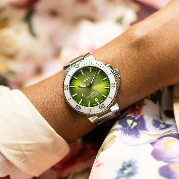 Oris Aquis date Watermelon Green 01-733-7789-4158 8-23-04p